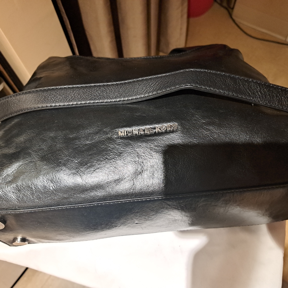 Michael Kors Shiny Black Shoulder Bag - Picture 3 of 9